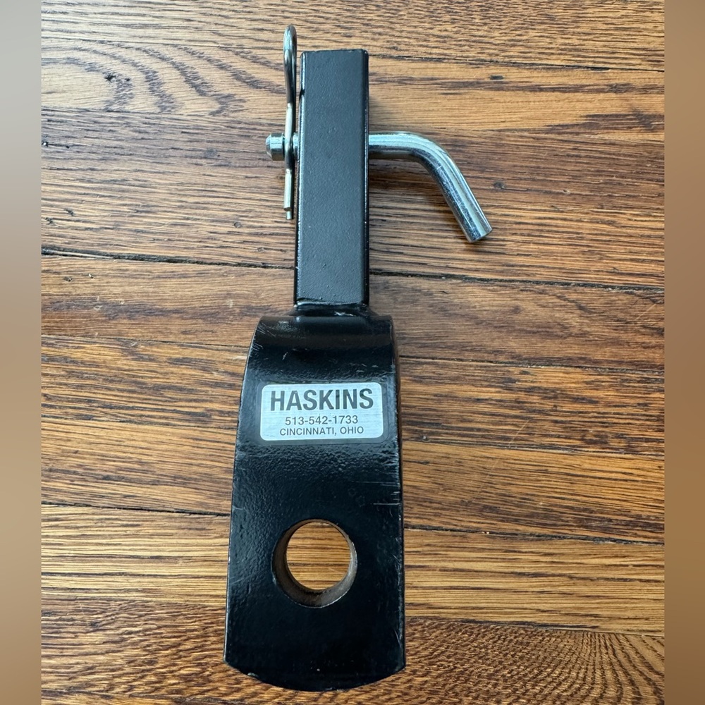 TRAILER HITCH BLACK METAL WITH SAFETY CLIP BRACE